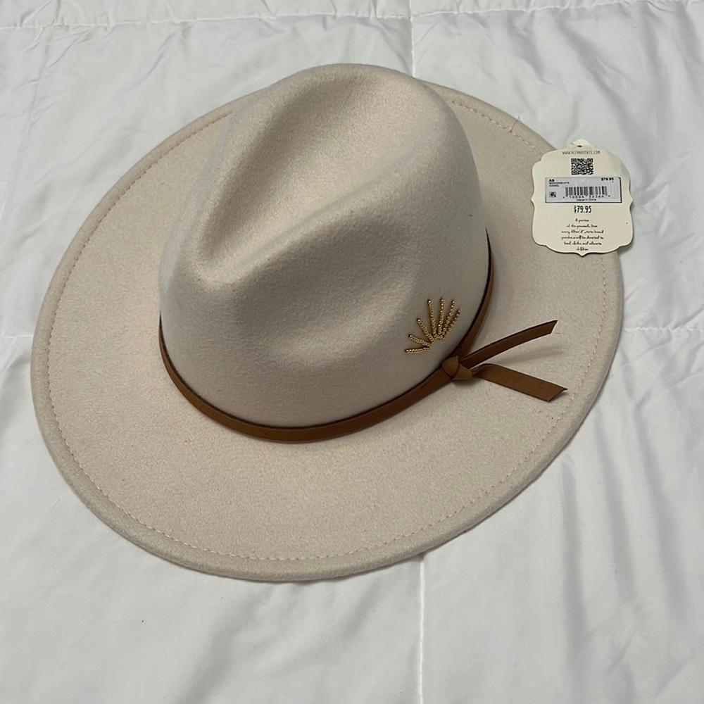 Fedora felt hat in beige new with out tags - Picture 2 of 7